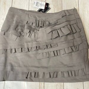 Renn women’s/juniors, multi tier ruffle gray skirt. Size M. NWT